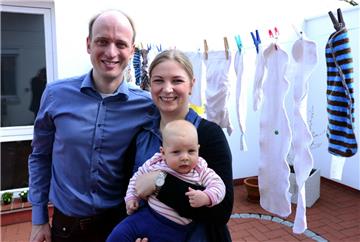 Ihnen gefällt ihre neue Heimat Bremerhaven: Volker und Stefanie Meyer mit Baby Ruth.