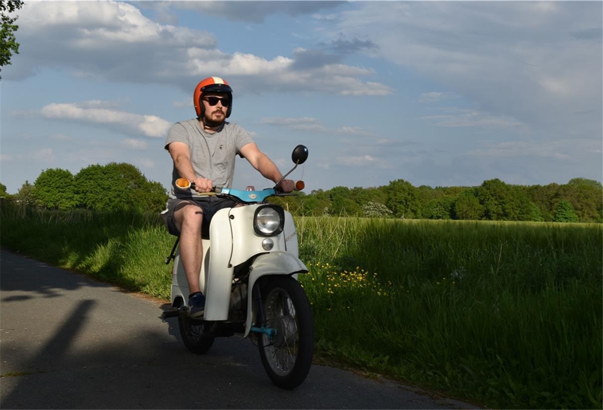 Mit der Schwalbe ins Sommerglück Ihno Zok aus Schiffdorf auf seiner Schwalbe. Der junge Familienvater liebt die Ausfahrten mit dem Oldtimer. Leider kommt er immer seltener dazu, auf die Maschine zu steigen.
