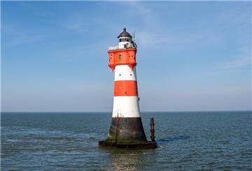 Der Leuchtturm "Roter Sand" in der Außenweser bei Bremerhaven.
