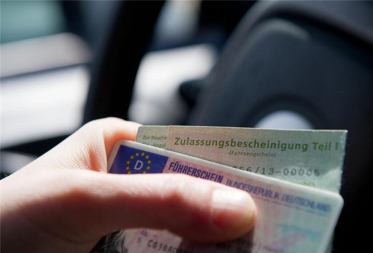Schützt berufliche Not vor sofortigem Führerschein-Entzug? ILLUSTRATION - Ihre Papiere bitte! Bei einer normalen Verkehrskontrolle will die Polizei diese nur sehen. Anders der Fall dann, wenn nach zu vielen Verkehrsdelikten die Fahrerlaubnis mit sofortiger Wirkung eingezogen wird. (zu dpa: «Schützt berufliche Not vor sofortigem Führerschein-Entzug?») Foto: Inga Kjer/dpa-tmn - Honorarfrei nur für Bezieher des dpa-Themendienstes +++ dpa-Themendienst +++