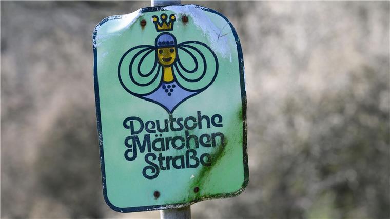 Deutsche Märchenstraße feiert ihren 50. Geburtstag Ihren 50. Geburtstag feiert jetzt die Deutsche Märchenstraße, die vom hessischen Main bis nach Bremen führt und über 60 Städte und Gemeinden mit besonderem Bezug zu Märchen, Sagen und Legenden verbindet.