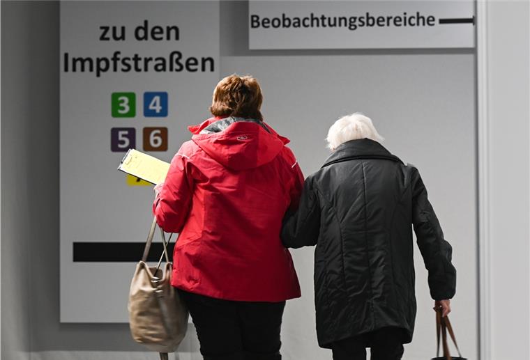 Stadt Nordenham vermittelt 700 Senioren einen Impftermin Ihren konkreten Impftermin erhalten die Senioren, denen die Stadt Nordenham bei der Vermittlung eines Termins geholfen hat, per Brief.