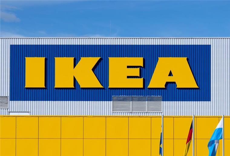 Ikea-Kracher! Möbelhaus führt ganz neues Produkt ein – Kunden staunen Das Logo von IKEA ist an der Fassade des Möbelhauses zu sehen. Ikea geht neue Wege: Das Möbelhaus nimmt ein noch nie dagewesenes Produkt ins Sortiment auf.