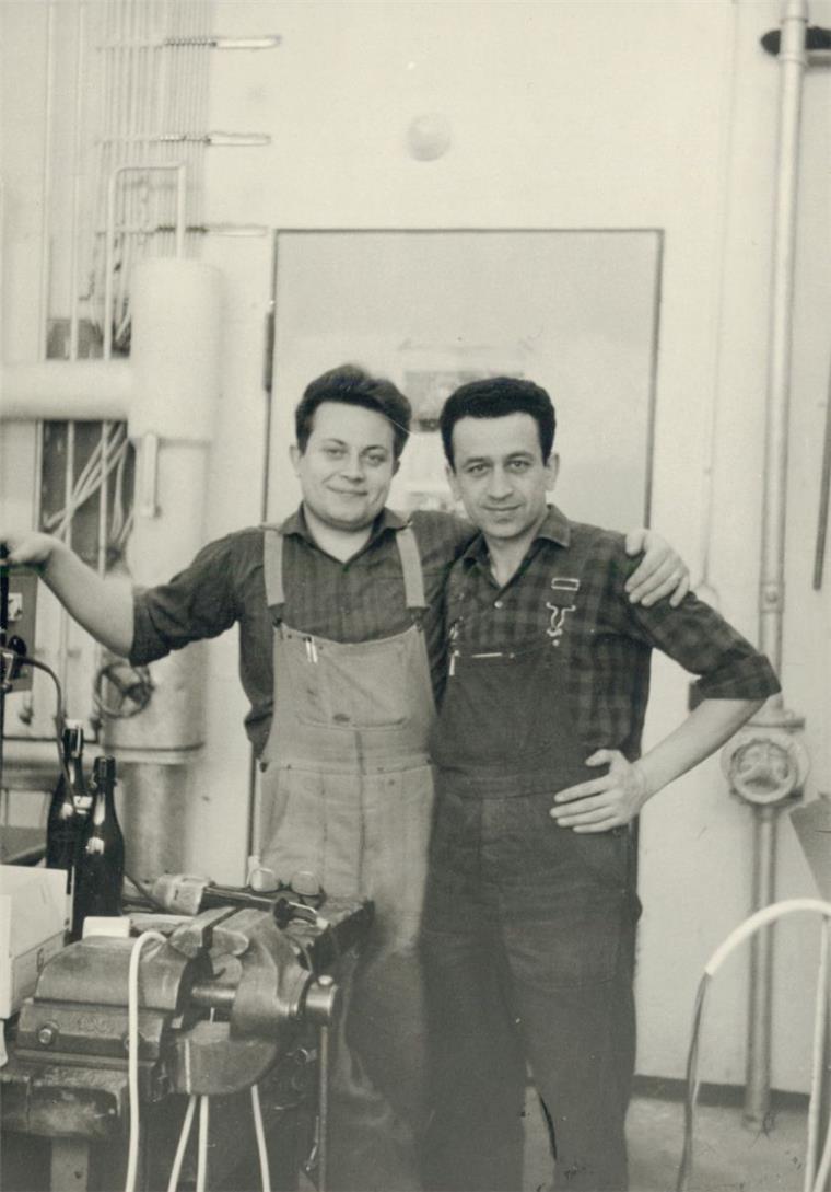 Ausstellung über türkische Gastarbeiter Ilhami Aksen (rechts) mit einem deutschen Arbeitskollegen bei der Firma Bosch in Giengen an der Brenz, 1965. Foto Aksen