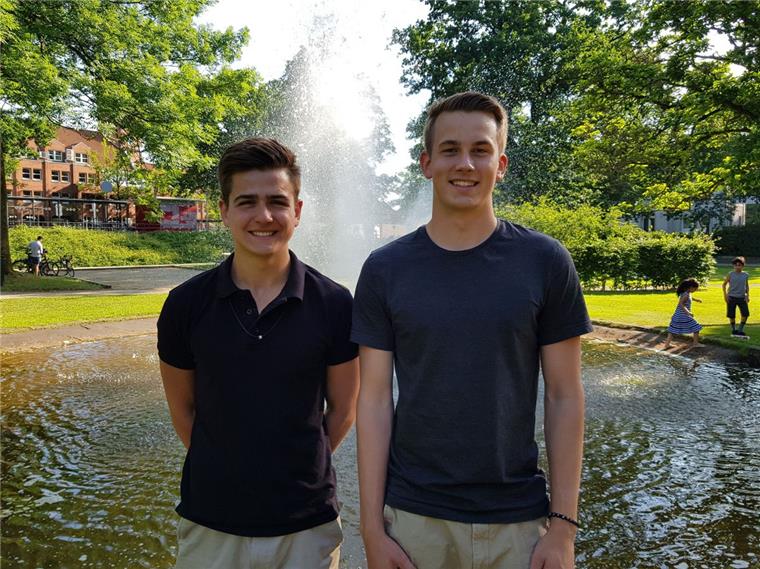 Zeven: Gymnasiasten hoffen auf viele Klicks bei Startup-Wettbewerb Ilja Tscharikow (links) und Lennard Wenzel (rechts) sowie Jan-Niklas Müller und Mirko Benert aus Zeven (beide nicht auf dem Foto) hoffen auf viele Klicks für ihr Video bei der Online-Abstimmung auf der Internetseite von "Startup Teens".