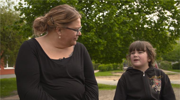 RTL-Dreh in Bremerhaven: Ilka Bessin besucht Sozialprojekt in Leherheide Ilka Bessin mit der Jumine: Das achtjährige Mädchen geht häufig zum Essen in das Kinderprojekt „Sonnenblume“.