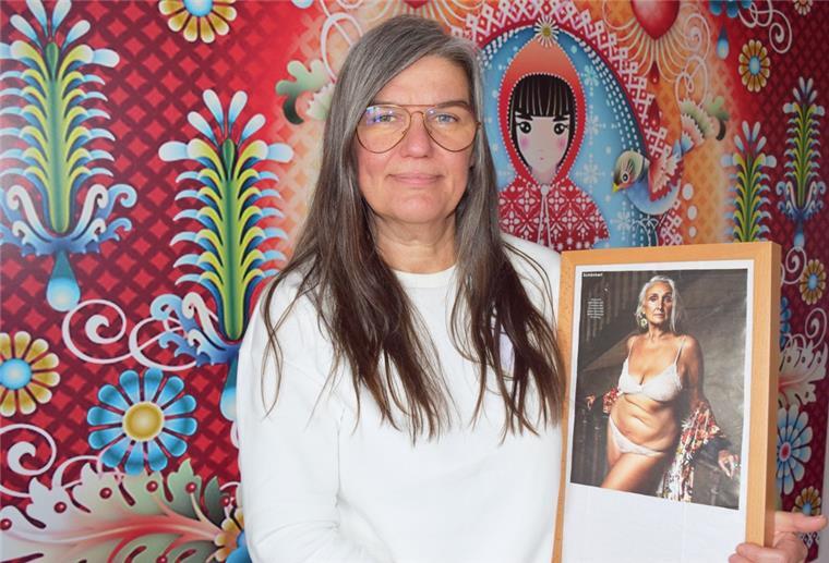 Bremerhaven: Beratung zum Umgang mit den Wechseljahren Ilka D’Alessandro mit einem Bild der Pro-Age-Vertreterin Caroline Ida Ours, die für ein neues Körperbewusstsein gerade der älteren Frauen wirbt.
