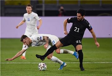 Fußball: WM-Qualifikation Europa, Deutschland - Island, Gruppenphase, Gruppe J, 1. Spieltag in der Schauinsland-Reisen-Arena. Deutschlands Ilkay Gündogan (r) und Islands Arnor Ingvi Traustason kämpfen um den Ball. 