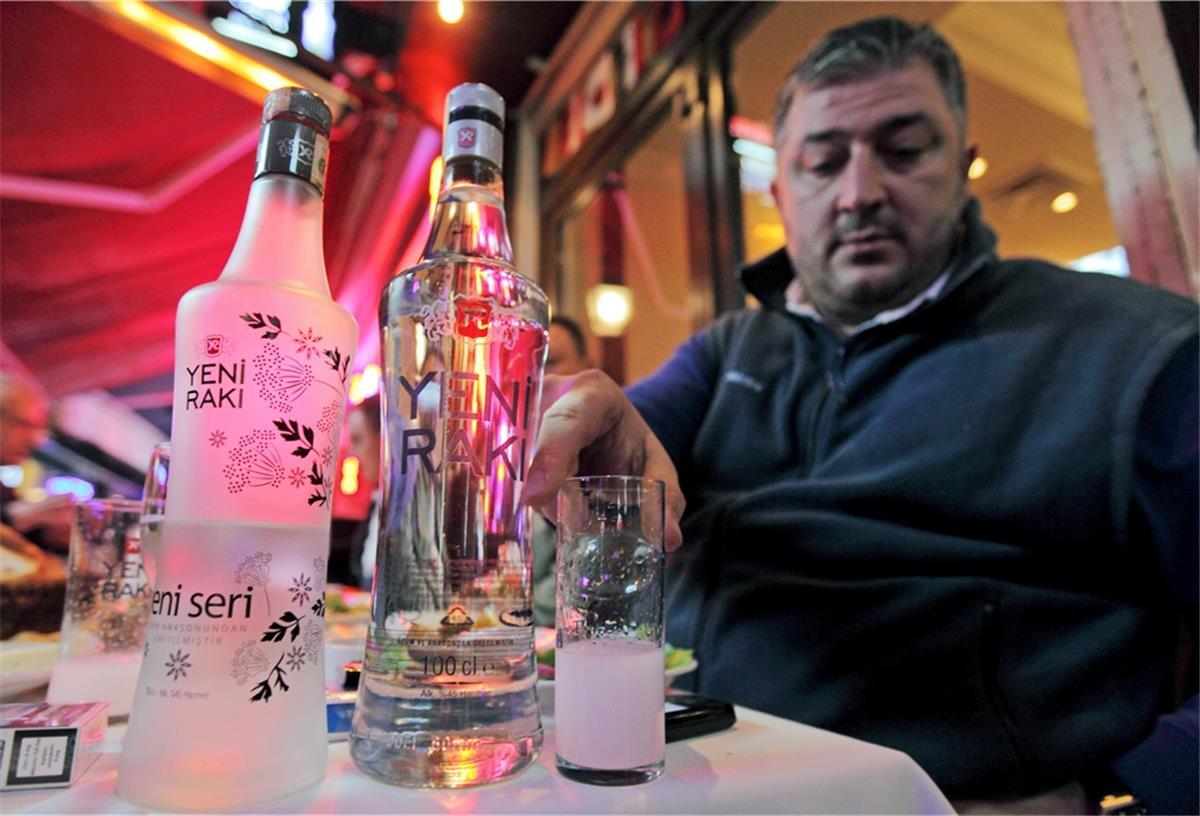 Gepanschter Alkohol: Über 40 Tote in der Türkei Illegal hergestellter Alkohol ist ein wiederkehrendes Problem in der Türkei.