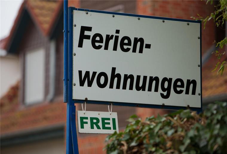 Wohnungsnot an der Nordsee – Illegale Ferienunterkünfte boomen ARCHIV - Ein Schild im Vorgarten macht Besucher am 19.11.2013 in Timmendorf (Mecklenburg-Vorpommern) auf der Ostseeinsel Poel auf eine freie Ferienwohnung aufmerksam. Aus Mietwohnungen sind an der Ostseeküste vielerorts lukrativere Ferienwohnungen geworden. Foto: Jens Büttner/dpa (zu dpa «Mietwohnungen zu Ferienwohnungen - Kommunen brauchen Handhabe» vom 19.07.2015) +++(c) dpa - Bildfunk+++ | Verwendung weltweit