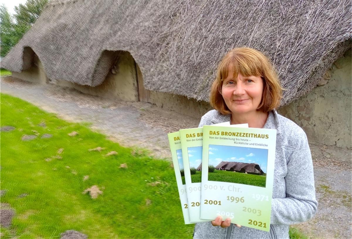 Stadland: Geschichte des Bronzezeithauses auf 58 Seiten Ilona Gradic, Vorsitzende des Fördervereins Bronzezeithaus Hahnenknoop, präsentiert ihr Buch über die Ausgrabungen und die Aktivitäten des Vereins.
