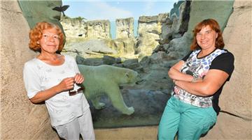Ilse Baudry (links) und Birgit Born sind verrückt nach Eisbären. Die Pfälzerin Baudry ist wegen der Tiere, in die sie sich schon als junges Mädchen verliebt hat, und wegen ihrer Sehnsucht nach dem Norden sogar von Frankfurt nach Bremerhaven umgezogen.