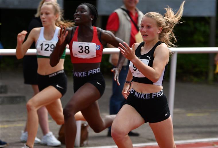 Jule Wachtendorf läuft in die deutsche Top Ten Im 100-Meter-Vorlauf erziele Jule Wachtendorf (rechts) vom SV Nordenham in Zeven eine neue persönliche Bestzeit.
