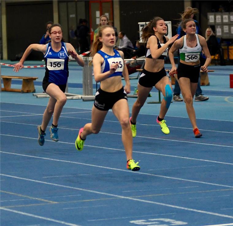 Jule Wachtendorf aus Nordenham läuft allen davon Im 60-Meter-Lauf gewann die 14-jährige Nordenhamerin Jule Wachtendorf (vorn) alle drei Rennen. Den Siegen im Vor- und Zwischenlauf folgte der Triumph im Finale. Der Vorsprung auf die Zweite im Endlauf war beträchtlich.