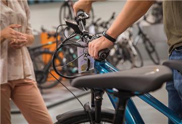 Beratung in einem Fahrradladen Im ADAC-Test gaben 88 % der Händler Rabatt – teils schon auf dem Preisschild, oft aber auch beim Nachverhandeln. Wer fragt, spart. Manchmal sogar Zubehör und Service inklusive.
