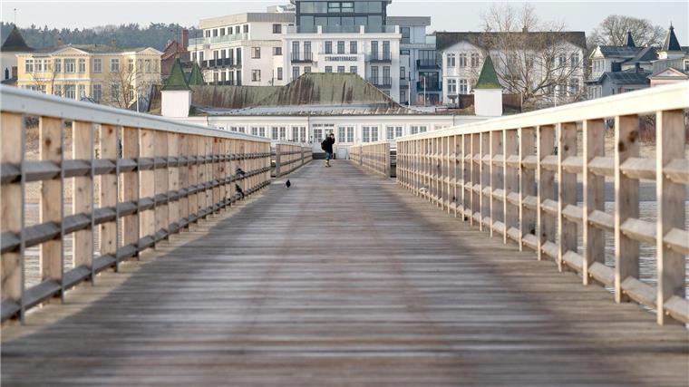 Ein eiskalter Tod - der neue „Usedom-Krimi“ im Ersten Im Albtraum: Karin Lossow (Katrin Sass) am Ende der Ahlbecker Seebrücke.