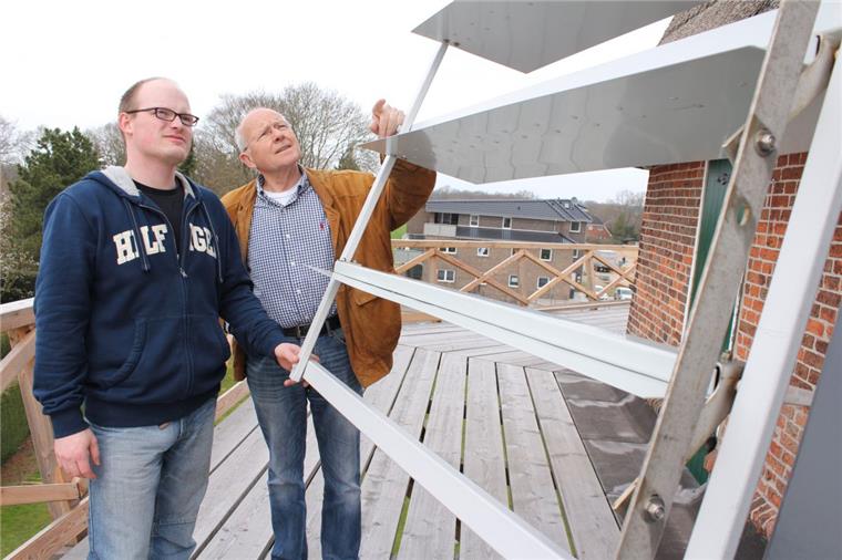 Der Schiffdorfer Mühlenwart geht im Zorn Im April sahen sie die Dinge noch aus einem Blickwinkel: Mühlenwart Dennis Berger und Vorsitzender Gerd Otten begutachten einen neuen Mühlenflügel. Jetzt hat der Mühlenwart gekündigt. Anlass waren unüberbrückbare Meinungsverschiedenheiten über den Umfang des Mahlens. Foto Wengoborski