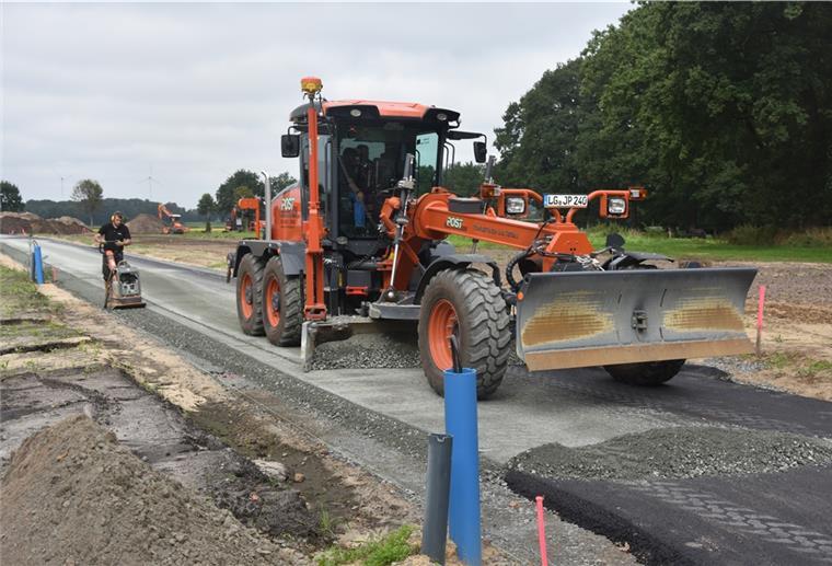 22 neue Bauplätze in Klein Meckelsen Das Foto zeigt eine Baumaschine im neuen Baugebiet.