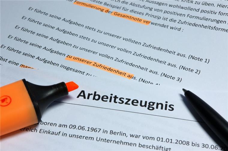 Im Arbeitszeugnis kommt es nicht nur darauf an, was dort geschrieben steht, sondern auch, wie es formuliert wurde.