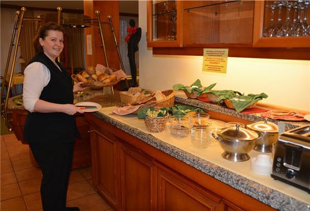 Im Astor Park beginnt guter Tag mit einem leckeren Frühstück. Martina Döhring versieht heute den Frühdienst im Service.