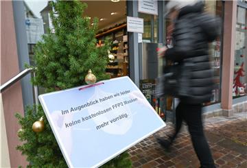 "Im Augenblick haben wir leider keine kostenlosen FFP2 Masken mehr vorrätig" hängt am Weihnachtsbaum vor einer Apotheke. Auch in Nordenham waren die wenigen Schutzmasken schnell vergriffen. Nachschub ist geordert.