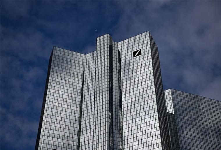 Bank zieht Schlussstrich! Millionen Kunden droht Verlust von Konto-Zugriff Wolken spiegeln sich auf der gläsernen Fassade der Zentrale der Deutschen Bank. Im August ändert die Deutsche Bank ihr TAN-Verfahren. Wer nicht aufpasst, verliert den Zugriff auf sein Konto.