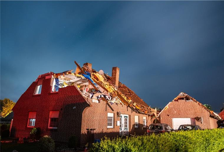Im August beschädigte ein Tornado in Großheide in Ostfriesland Dutzende Häuser (Bild). Um für einen Katastrophenfall gerüstet zu sein, richtet die Stadt eine Stabsstelle Zivil- und Katastrophenschutz ein.