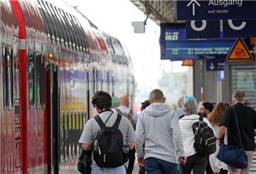 Reisende sind auf dem Hauptbahnhof mit dem Zug angekommen.