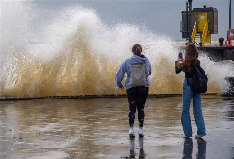 Zum Wochenende hin wird es wieder stürmisch - Fähren fallen wohl aus Im Auguste drückte ein strammer Nordwest-Wind das Weserwasser gegen die Seebäderkaje am Willy-Brandt-Platz in Bremerhaven. Am Wochenende wird es in Norddeutschland wieder stürmisch.