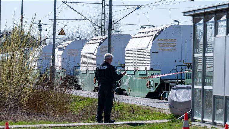 Im Bahnhof von Wörth an der Isar stoppte ein aus Niedersachsen kommender Castor-Transport. 