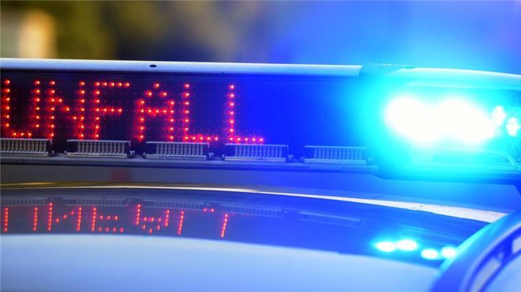 Sattelzug rammt Pkw: Seniorin wird bei Crash auf der A27 verletzt Auf einem Polizeifahrzeug warnt eine Leuchtschrift vor einer Unfallstelle.