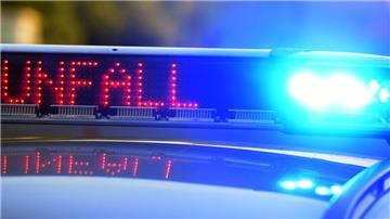  Auf einem Polizeifahrzeug warnt eine Leuchtschrift vor einer Unfallstelle. 