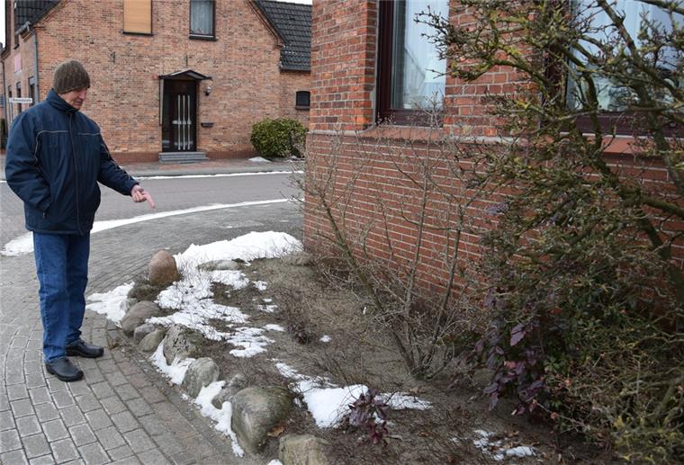 Im Beet vor seinem Haus an der Zevener Gartenstraße findet der Senior häufig Hinterlassenschaften von Hunden. 