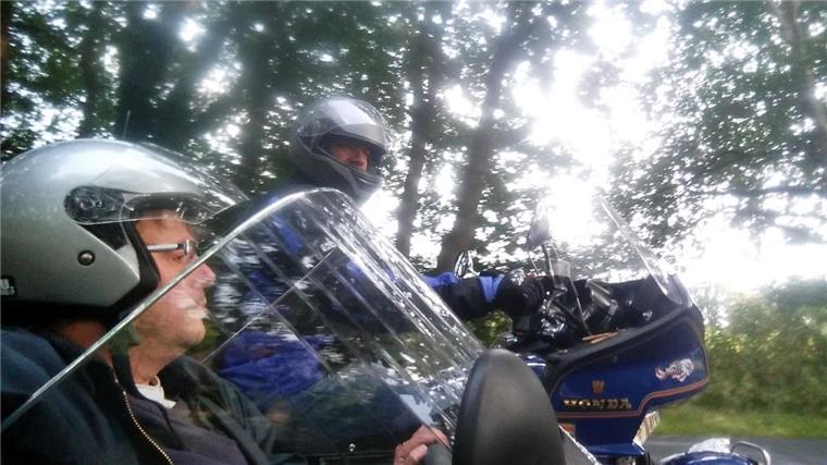 Motorradwallfahrt: Jede Menge Kraftstoff - auch für die Seele Im Beiwagen durchs Cuxland: Pierre Schneider nimmt auf seiner Honda „Gold Wing“ Redakteur Andreas Schoener mit auf die Motorrad-Wallfahrt.