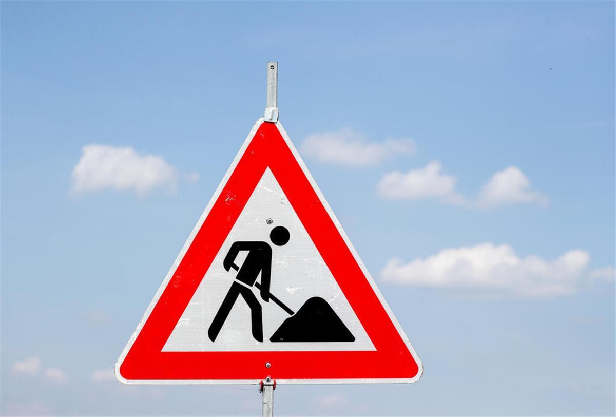 Bremerhaven: Neue Baustelle im Hafen ab Montag Ein Baustellenschild steht vor der Loschwitzer Elbbrücke, auch Blaues Wunder genannt.