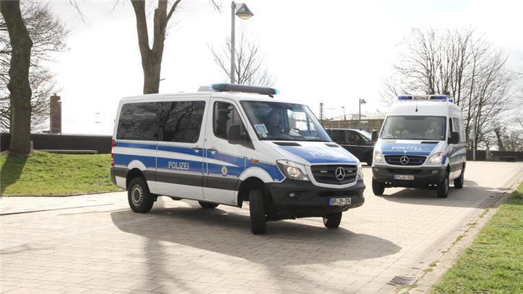 Atommüll in Nordenham: Polizei erhöht Präsenz in der Stadt Polizeiwagen stehen im Bereich des Union-Piers in Nordenham. Im Hafen von Rhenus Midgard soll Atommüll umgeschlagen werden.