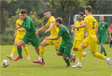 Im Bezirkspokal sorgte der TSV Abbehausen (grüne Trikots) für eine Überraschung gegen den SV Wilhelmshaven, den er am Freitag in der Bezirksliga erwartet.