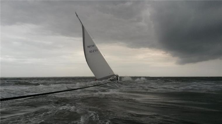Norwegische Segler vor Langeoog gerettet Im Bild kaum zu sehen: Tatsächlich liegt die norwegische Segelyacht, hier bereits an der Schleppleine der Seenotretter, noch fest auf Grund. Die Tiefenunterschiede zwischen den Inseln sind immens. Teilweise liegen zwischen Tiefen von über zehn Metern und einer Sandbank nur wenige Meter.