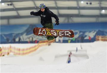 Im Bispinger Snow Dome geht es im Sommer auf die Bretter. 