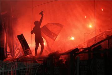 Im Block der HSV-Fans brennt bei einem Auswärtsspiel Pyrotechnik.