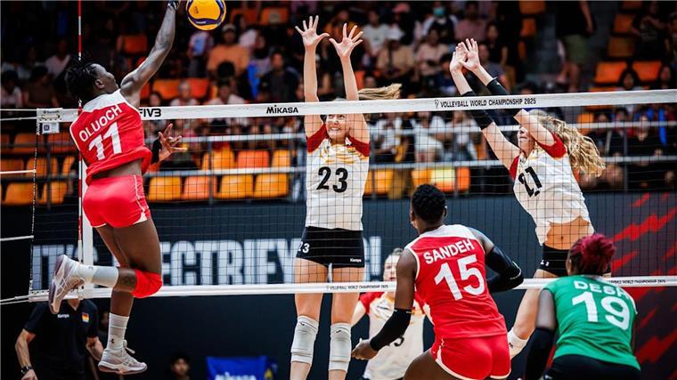 Deutsche Volleyballerinnen starten mit Sieg in WM Im Block hatte das deutsche Team zunächst Probleme.