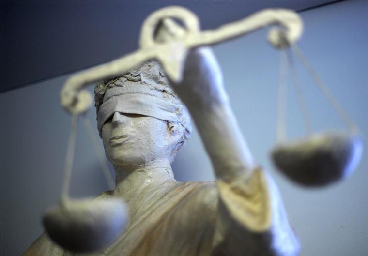 Blutrache: Todesschüsse aus nächster Nähe abgefeuert Im Blutrache-Mordprozess vor dem Landgericht Verden sind heute Augenzeugen zu Wort gekommen.