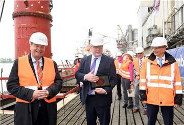 Im Braker Hafen wird der Großschiffsliegeplatz erneuert.