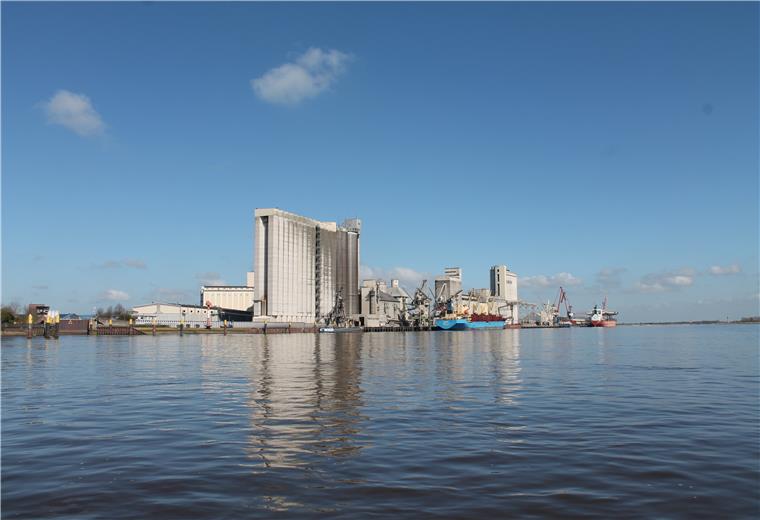 Hafen will Energie einsparen Im Braker Hafen wird viel Energie gebraucht. Das Projekt Dashport untersucht, wie Energie effektiv eingesetzt und wie so Kosten gespart werden können. Foto: Hofrichter