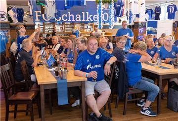 Im Brauhaus in Abbehausen dominierten die Farben Weiß und Blau. So sieht es aus, wenn Schalke-Fans feiern.