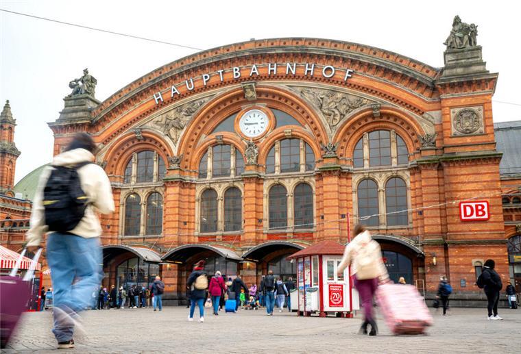 Mann bedroht Frauen und wird mit Waffenarsenal im Bremer Hauptbahnhof aufgegriffen Reisende mit Koffern laufen zum Bremer Hauptbahnhof.