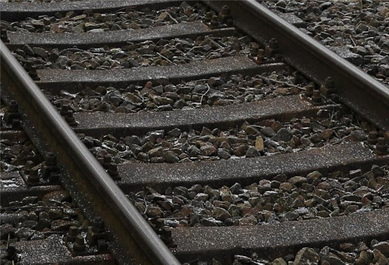 Bremen: 21-Jähriger auf Bahngleise gestoßen Im Bremer Hauptbahnhof wurde ein Mann auf die Gleise gestoßen.