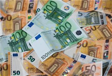 Zu sehen sind Euro-Geldscheine mit unterschiedlichen Werten.