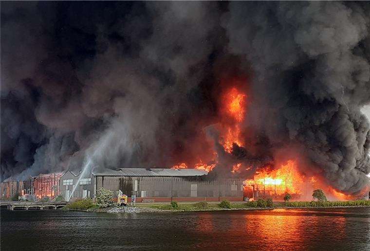 Mehrere Lagerhallen im Bremer Industriehafen brennen - Ein Verletzter Im Bremer Industriehafen brennen mehrere Lagerhallen.