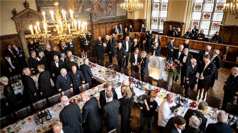 Seemannskost und edle Garderobe bei 481. Schaffermahlzeit Im Bremer Rathaus haben sich rund 300 Menschen zur traditionsreichen Schaffermahlzeit getroffen. Darunter war als Ehrengast Nordrhein-Westfalens Ministerpräsident Hendrik Wüst (CDU).
